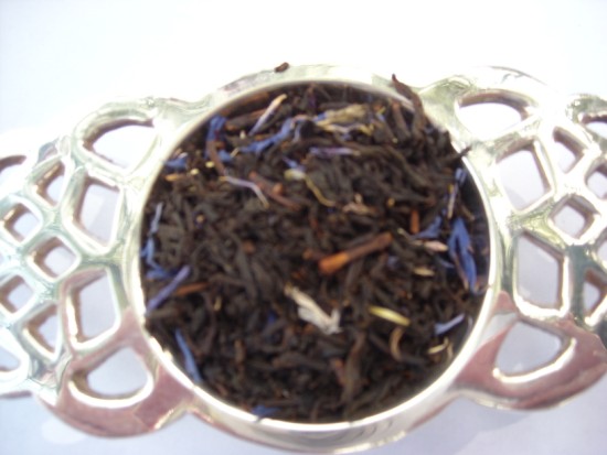 Earl Grey de la Creme Black Tea - Flavored with the same oil of bergamot as the classic Earl Gray, but with a hint of vanilla and creme.  A smooth and aromatic blend with a wonderful creamy-fruity flavor that appeals to a wide range of tastes.